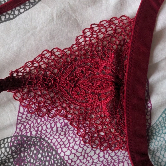 NWOT Victoria's Secret Lacy Red Bra - Picture 4 of 7